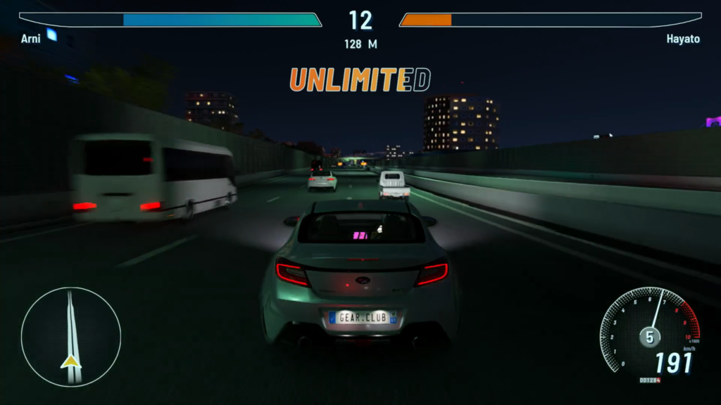 Når du skal kjøre gjennom tett trafikk i Gear.Club Unlimited 3 er det fint å ha god kontroll på bilen